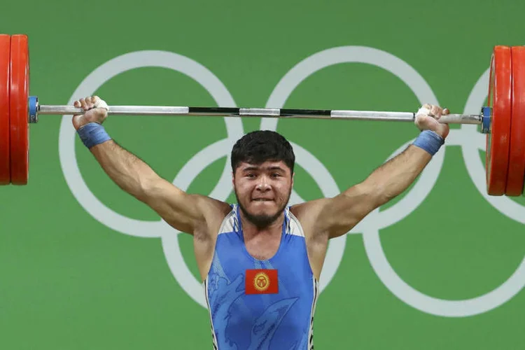 
	Izzat Artykov: com a puni&ccedil;&atilde;o, o colombiano Luis Javier Mosquera Lozano, 4&ordm; na prova, herda a medalha de bronze
 (Yves Herman / Reuters)