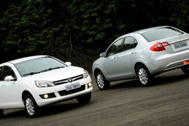 Modelos 2014 do hatch JAC J3 e do sedã JAC J3 Turin: carros continuam com os 6 anos de garantia (Divulgação)