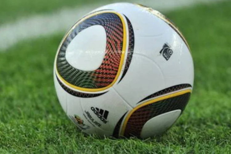 A Jabulani: na apresentação da bola, seus criadores asseguraram que acrescentaram à versão da Jabulani uma tecnologia térmica para assegurar uma trajetória estável (©AFP / Joe Klamar)