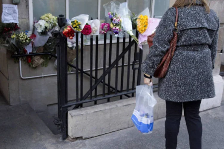 
	Homenagens deixadas para a enfermeira Jacintha Saldanha: corpo da enfermeira foi encontrado dias ap&oacute;s ela ter recebido um trote de uma r&aacute;dio australiana
 (Neil Hall/Reuters)