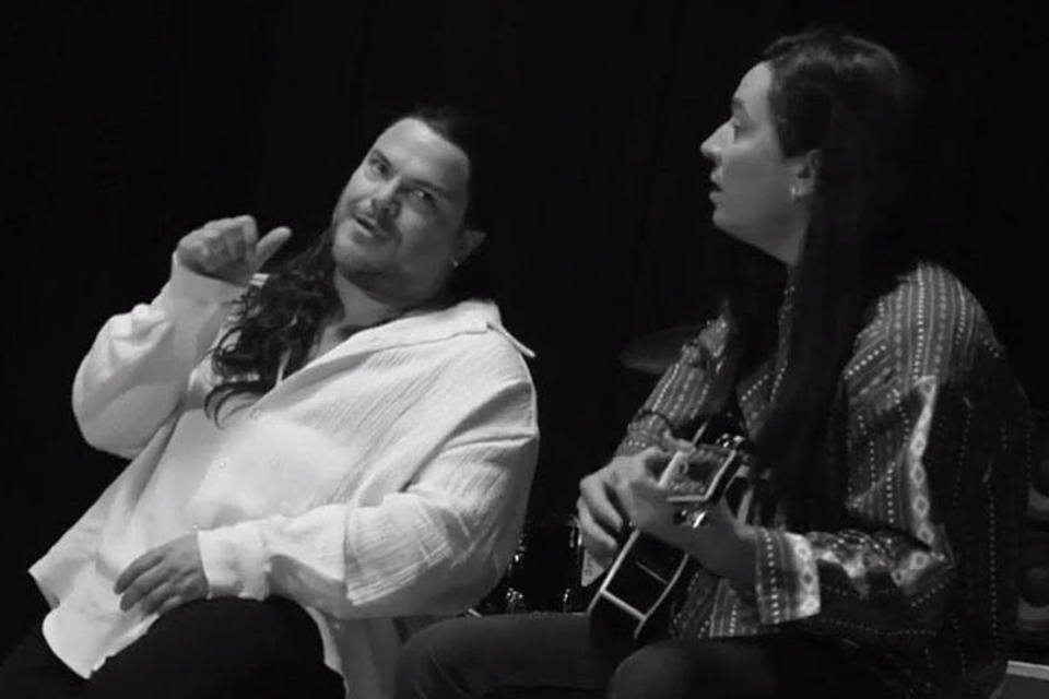 Jimmy Fallon e Jack Black brincam com hit "More than Words"