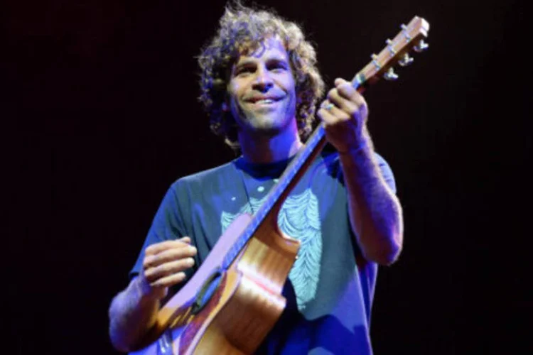 
	Jack Johnson: no final da turn&ecirc;, que tem 44 shows programados em cidades da Am&eacute;rica e Europa, o artista ainda escolher&aacute; os tr&ecirc;s melhores recintos verdes
 (ge)