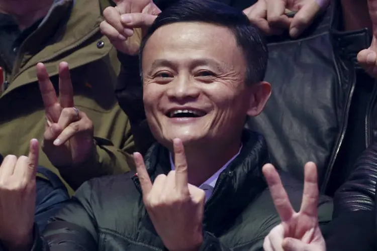 
	Alibaba: a empresa japonesa disse que estava exercendo uma op&ccedil;&atilde;o para vender mais a&ccedil;&otilde;es do Alibaba, do qual &eacute; o principal acionista
 (Kim Kyung-Hoon / Reuters)