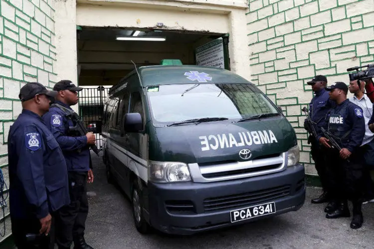 Ambulância deixa prisão com Jack Warner, ex-presidente da Concacaf e ex-vice-presidente da FIFA (Andrea de Silva/Reuters)