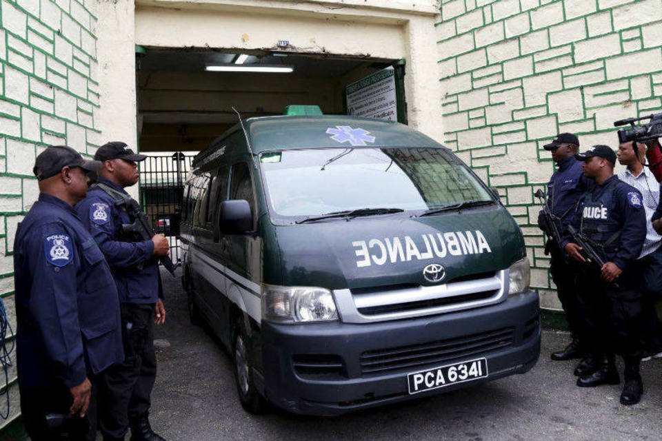 Ex-presidente da Concacaf deixa prisão em ambulância