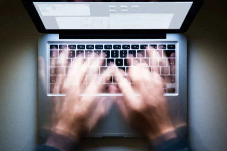 Mãos sobre computador: as penas máximas que os acusados receberam são de entre 35 e 70 anos de prisão, com exceção de Kalinin e Nasenkov, que receberam penas superiores a 100 anos de prisão. (GettyImages)