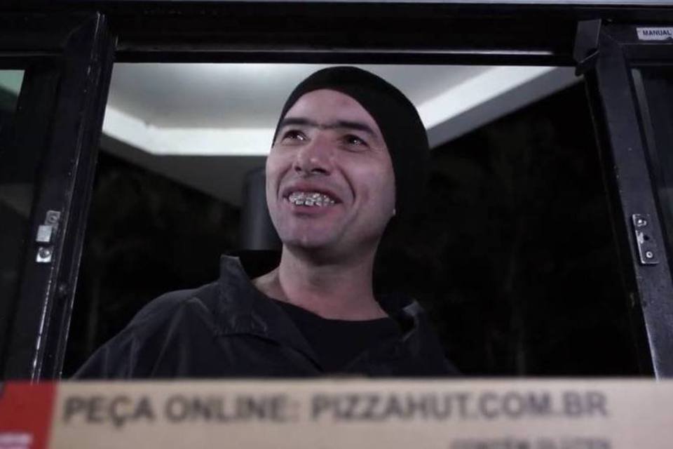Motoboy Jackson Five surpreende clientes da Pizza Hut