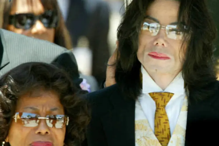 
	Michael Jackson e sua m&atilde;e, Katherine: ela reivindicava uma indeniza&ccedil;&atilde;o multimilion&aacute;ria &agrave; companhia, mas a AEG saiu vitoriosa do processo
 (GettyImages/Reprodução)