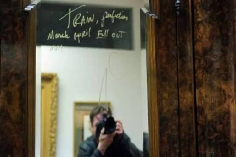 Espelho no qual ídolo do pop escreveu mensagens nos últimos meses de vida está entre objetos leiloados (AFP / Frederic J. Brown)