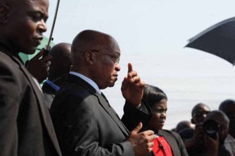Zuma visita mina para defender sua gestão após massacre