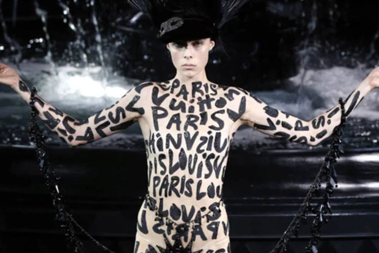 Criação de Marc Jacobs:  decisão foi tomada quando o crescimento das vendas da Louis Vuitton foi reduzido em 5% no ano passado e a marca tenta se tornar exclusiva (Benoit Tessier/Reuters)