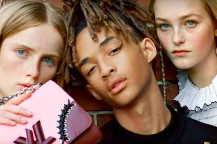 Jaden Smith e modelos em campanha da Louis Vuitton: apagamento das fronteiras entre homem e mulher (Reprodução)