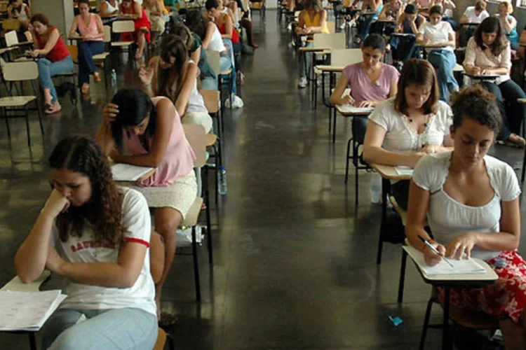 
	Candidatos prestam concurso: presidente disse que, com a iniciativa, pretende-se iniciar a mudan&ccedil;a na composi&ccedil;&atilde;o racial dos servidores p&uacute;blicos federais
 (.)