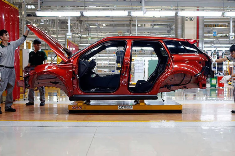 Operários trabalham na produção de um Jaguar Land Rover Chery em nova fábrica na China (REUTERS/Aly Song)