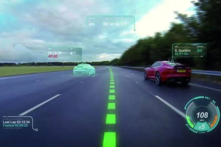 Tela pode mostrar dados como luzes de advertência, limites de velocidade e as coordenadas do GPS (Jaguar/Reprodução)