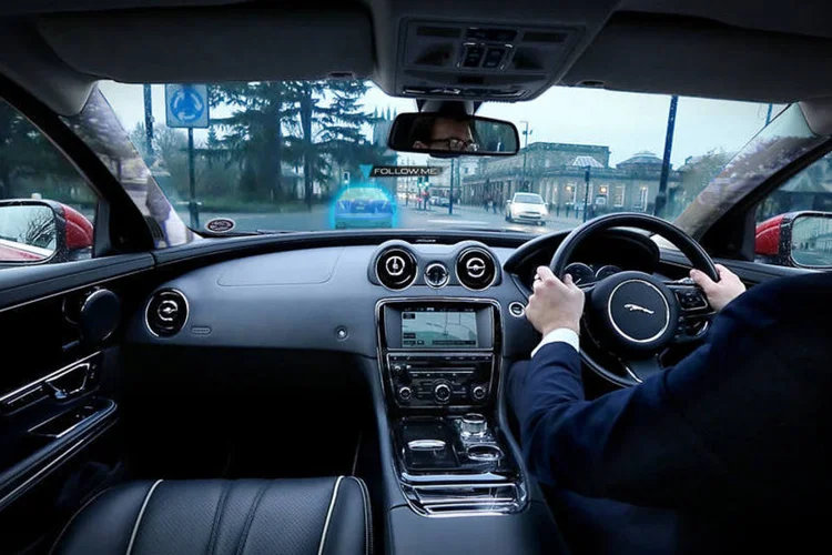 Tecnologia de pilares transparentes e navegação por HUD da Jaguar Land Rover (Divulgação/Jaguar Land Rover)