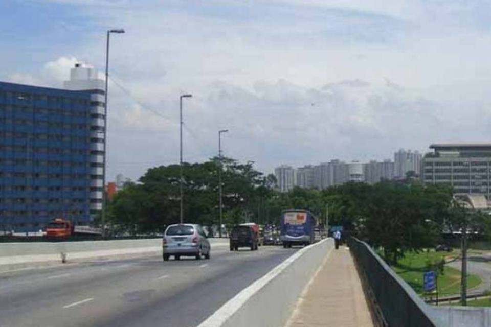 Viaduto cede e interdita trânsito na Marginal Pinheiros, em São Paulo