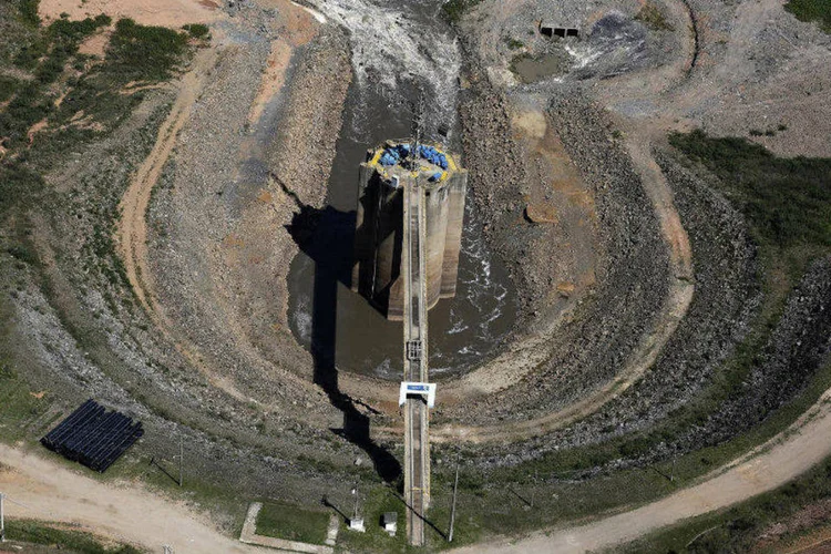 
	Vista a&eacute;rea da esta&ccedil;&atilde;o de capta&ccedil;&atilde;o Jaguari, parte do reservat&oacute;rio do sistema Cantareira: n&iacute;vel voltou a cair
 (Nacho Doce/Reuters)