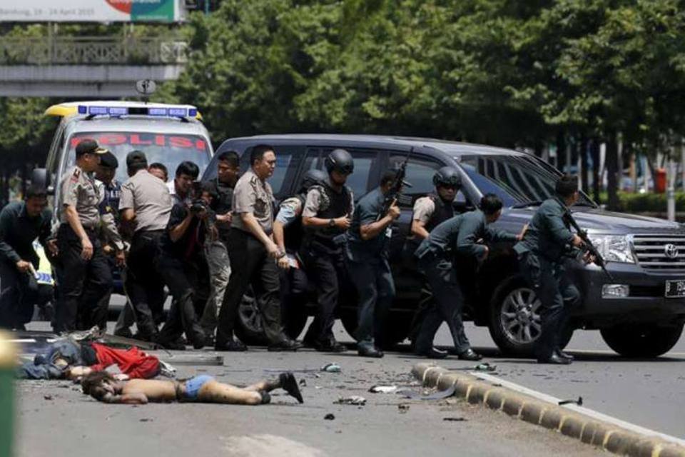 Polícia da Indonésia prende 12 por conexão com ataques