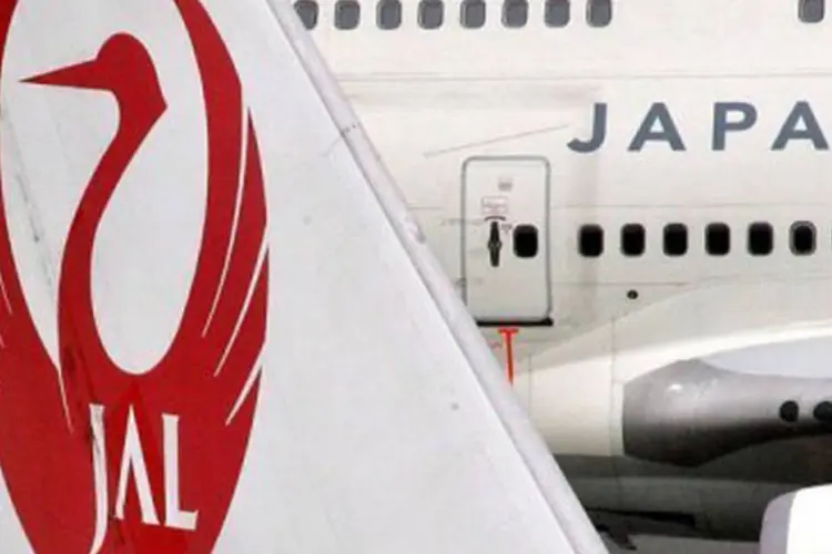 Aviões da Japan Airlines: uma aeronave que voava para Nova York teve que voltar a solo japonês por suspeita de bomba (Yoshikazu Tsuno/AFP)