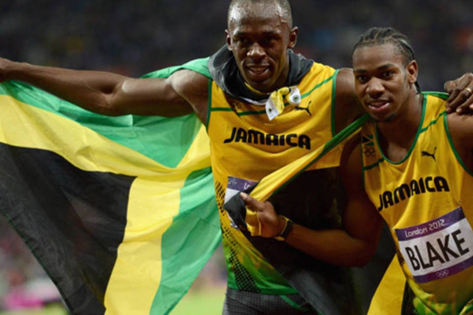 Bolt 'tira onda' e é bicampeão olímpico nos 200m
