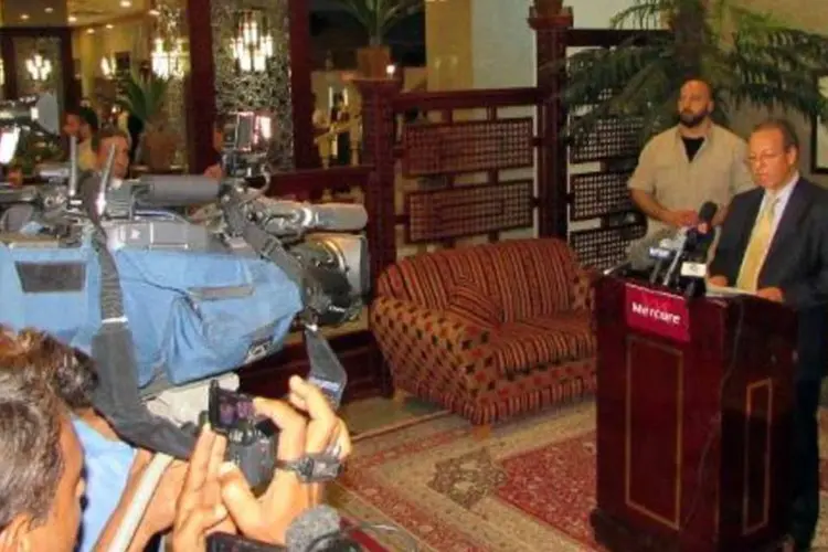 O então mediador da ONU para o Iêmen, Jamal Benomar, durante uma entrevista coletiva em 26 de fevereiro em Áden (AFP)
