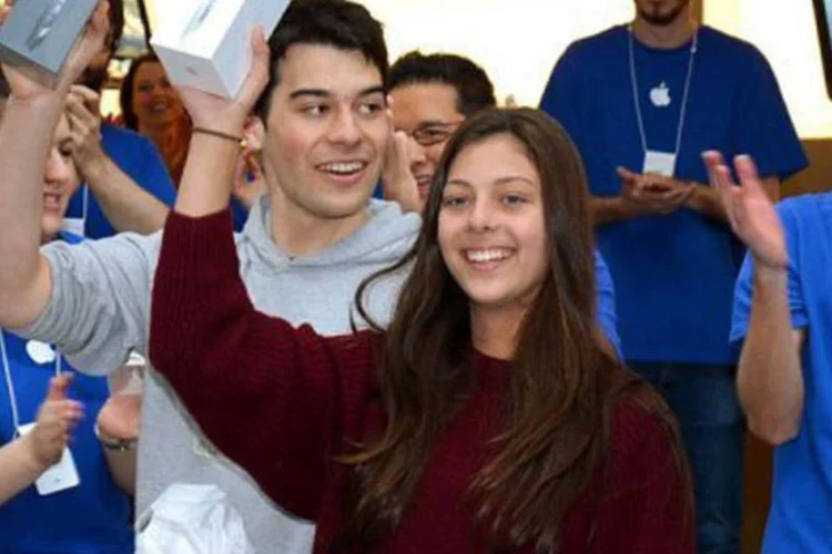 
	James e Tamsyn Vohradsky foram os primeiros a comprar o iPhone 5 em Sydney: os australianos tiveram o privil&eacute;gio de ser os primeiros gra&ccedil;as ao fuso hor&aacute;rio
 (William West/AFP)