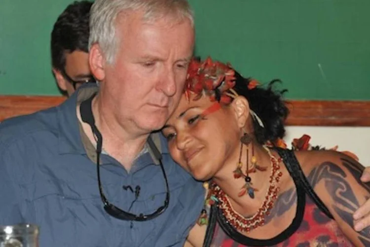 Cameron e a índia Sheila Juruna: contra a usina (.)