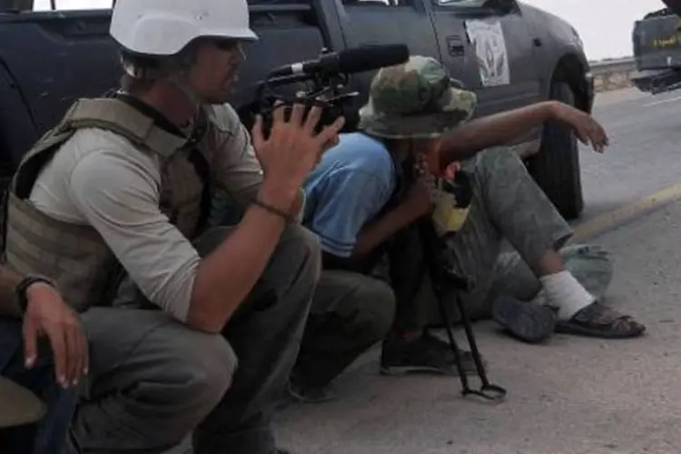 Um dos 60 jornalistas mortos em 2014, o americano James Foley (E), durante cobertura na Líbia em 2011 (Aris Messinis/AFP)