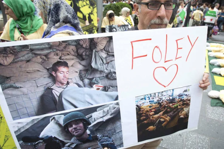 
	Morte: homem exibe um cartaz em mem&oacute;ria ao norte-americano morto pelo Estado Isl&acirc;mico, James Foley
 (Carlo Allegri/Reuters)