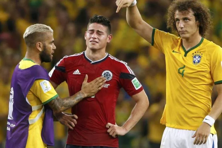 Jogadores do Brasil consolam James Rodriguez após partida no Castelão, em Fortaleza (Jorge Silva/Reuters)