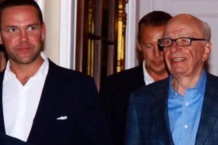 James e Rupert Murdoch (direita): os dois vão comparecer ao Parlamento na terça (Max Nash/AFP)