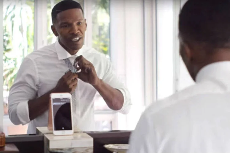Comercial da Apple com o ator Jamie Foxx: brincadeiras com os recursos da Siri (Reprodução)