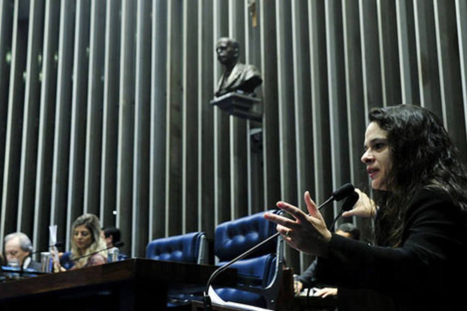 Acusação pede que senadores julguem Dilma além da denúncia