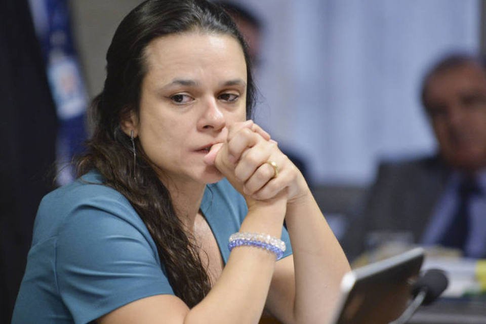 Janaina Paschoal escolhe dois irmãos para suplentes ao Senado e diz temer atentado