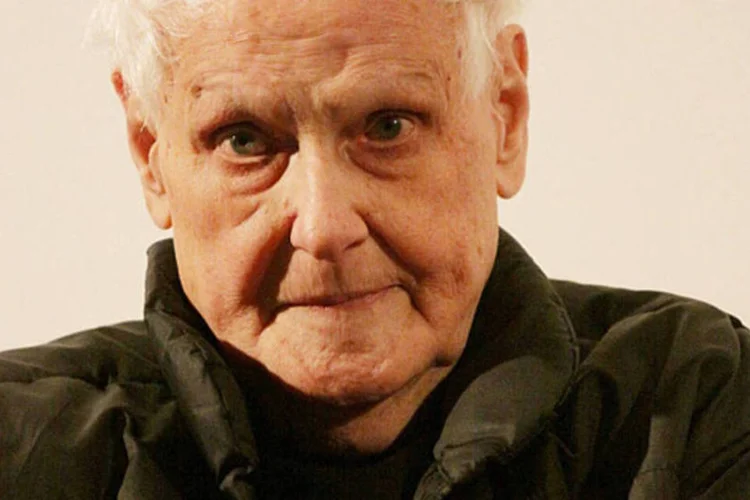Cineasta húngaro Miklós Jancsó durante uma conferência de imprensa para o seu filme "Tanto para a justiça", em fevereiro de 2010 (Peter Josvai/Wikimedia Commons)