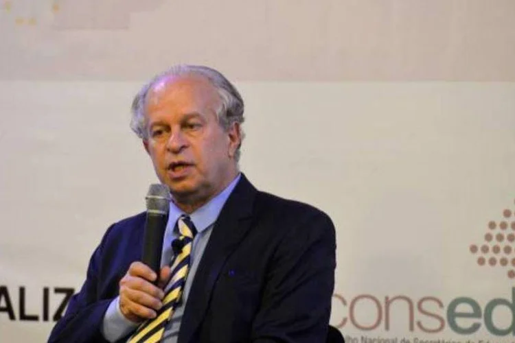 
	Renato Janine: &quot;E n&atilde;o &eacute; deixando de discutir a veracidade da fala alheia que se vai construir uma nova, e necess&aacute;ria, narrativa para o Brasil sair da situa&ccedil;&atilde;o presente.&quot;
 (Wilson Dias/Agência Brasil)