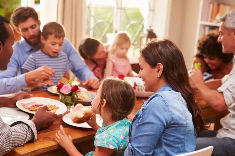 jantar de família, família, mesa, jantar, almoço, filhos (Thinkstock)