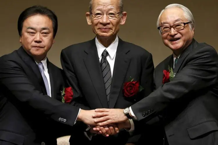 
	O presidente da Japan Post Holdings, Nishimuro, o presidente da Japan Post Bank, Nagato, e o presidente da Japan Post Insurance, Ishii, em foto durante o IPO
 (Reuters/Toru Hanai)