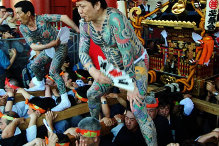 
	Membros da Yakuza participando de uma festa local, no Jap&atilde;o: ataque do &oacute;rg&atilde;o regulador adiciona press&atilde;o &agrave;s ordens de exclus&atilde;o dos yakuza decretadas em todo o pa&iacute;s em 2011
 (Wikimedia Commons/Wikimedia Commons)