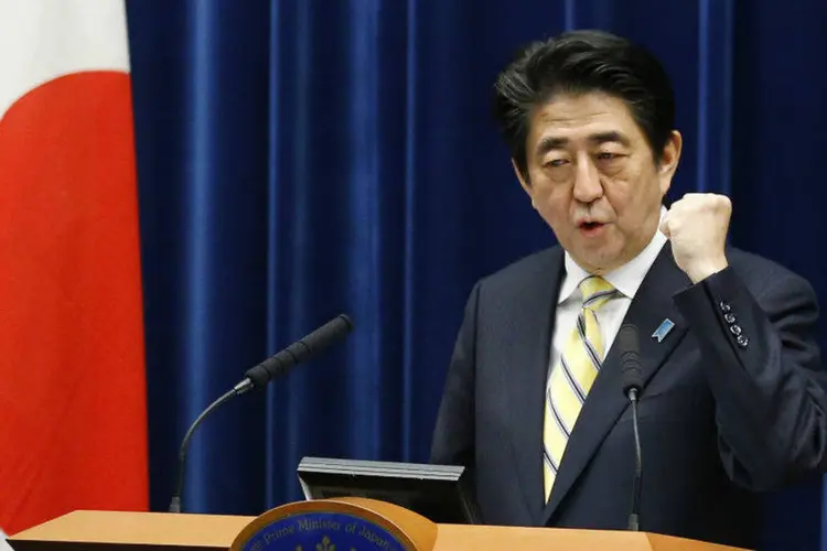 
	Primeiro-ministro do Jap&atilde;o, Shinzo Abe: vit&oacute;ria do premier nas elei&ccedil;&otilde;es legislativas antecipadas deste domingo n&atilde;o evitou a abertura em queda da bolsa
 (Yuya Shino/Reuters)