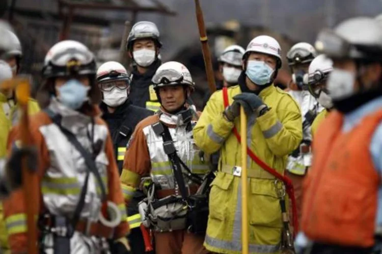 Os trabalhadores estão tentando retirar destroços e construir uma estrada para que os carros de bombeiros possam chegar ao reator número 4 do complexo de Daiichi (Getty Images)