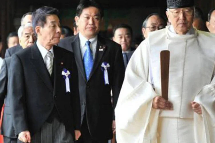 
	O ministro dos Transportes, Yuichiro Hata (C), visita o santu&aacute;rio: a visita foi condenada por Pequim e Seul e pode complicar ainda mais a diplomacia entre China e Jap&atilde;o (Kazuhiro Nogi/AFP)