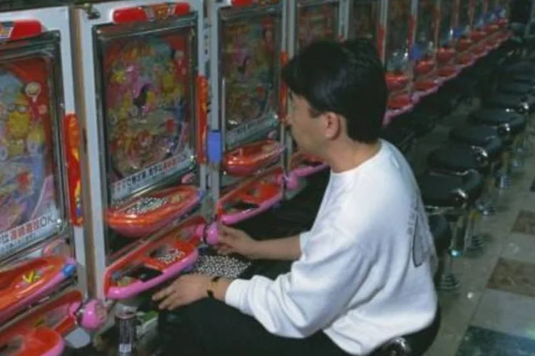 Japonês joga pachinko, um tipo de caça-níquel, em Tóquio, no Japão (AFP)