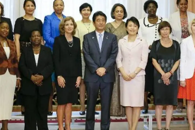 O premiê do Japão, Shinzo Abe, reúne-se com mulheres embaixadoras em Tóquio (Kimimasa Mayama/AFP)