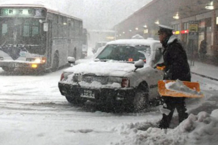Uma camada de neve de vários metros de espessura cobria as cidades do litoral do Mar do Japão na ilha de Honshu
 (Jiji Press/AFP)