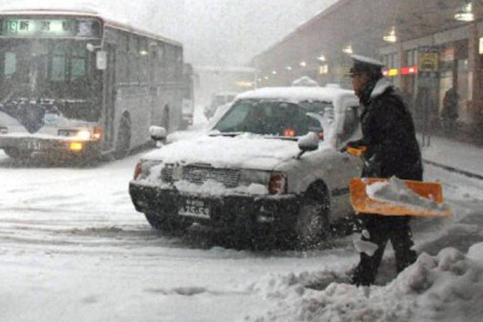 Neve deixa casas sem eletricidade e cancela voos no Japão