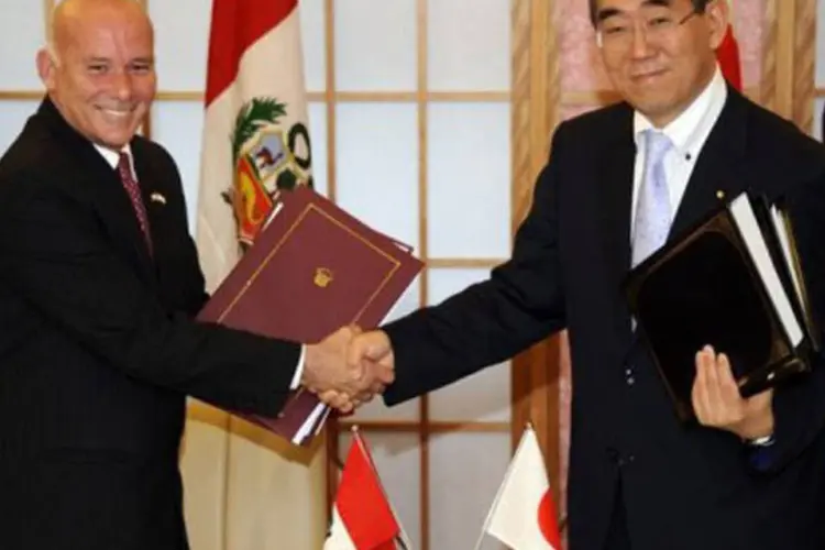 Takeaki Matsumoto, chanceler japonês, e Eduardo Ferreyros Kuppers, ministro peruano do Comércio Exterior e Turismo, assinaram o acordo (Toshifumi Kitamura/AFP)