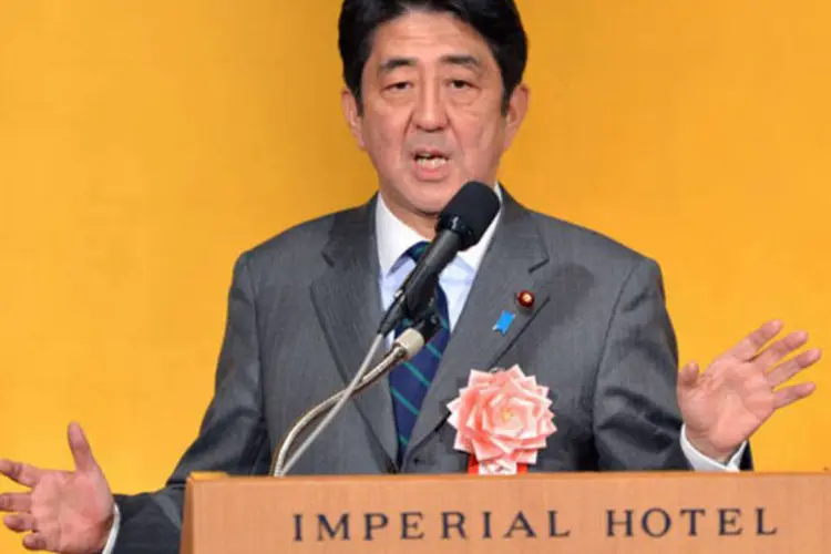 
	O primeiro-ministro japon&ecirc;s, Shinzo Abe: o or&ccedil;amento de defesa se situar&aacute; em torno dos 4,7 trilh&otilde;es de ienes, cerca de 41 bilh&otilde;es de euros
 (Yoshikazu Tsuno/AFP)