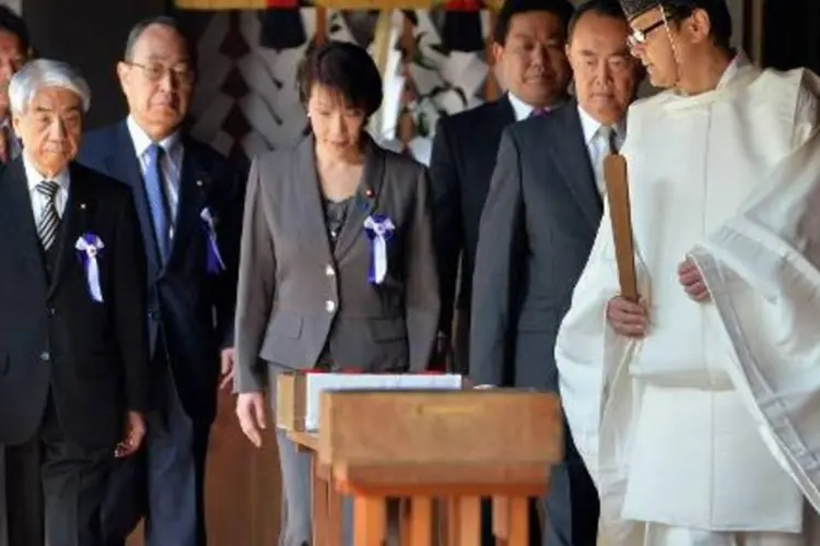 Parlamentares durante visita ao santuário de Yasukuni: China e Coreia do Sul veem no santuário de Yasukuni uma afirmação do passado militarista do Japão (Yoshikazu Tsuno/AFP)